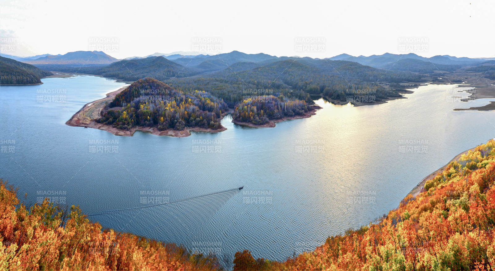 秋日湖光山色美景图片