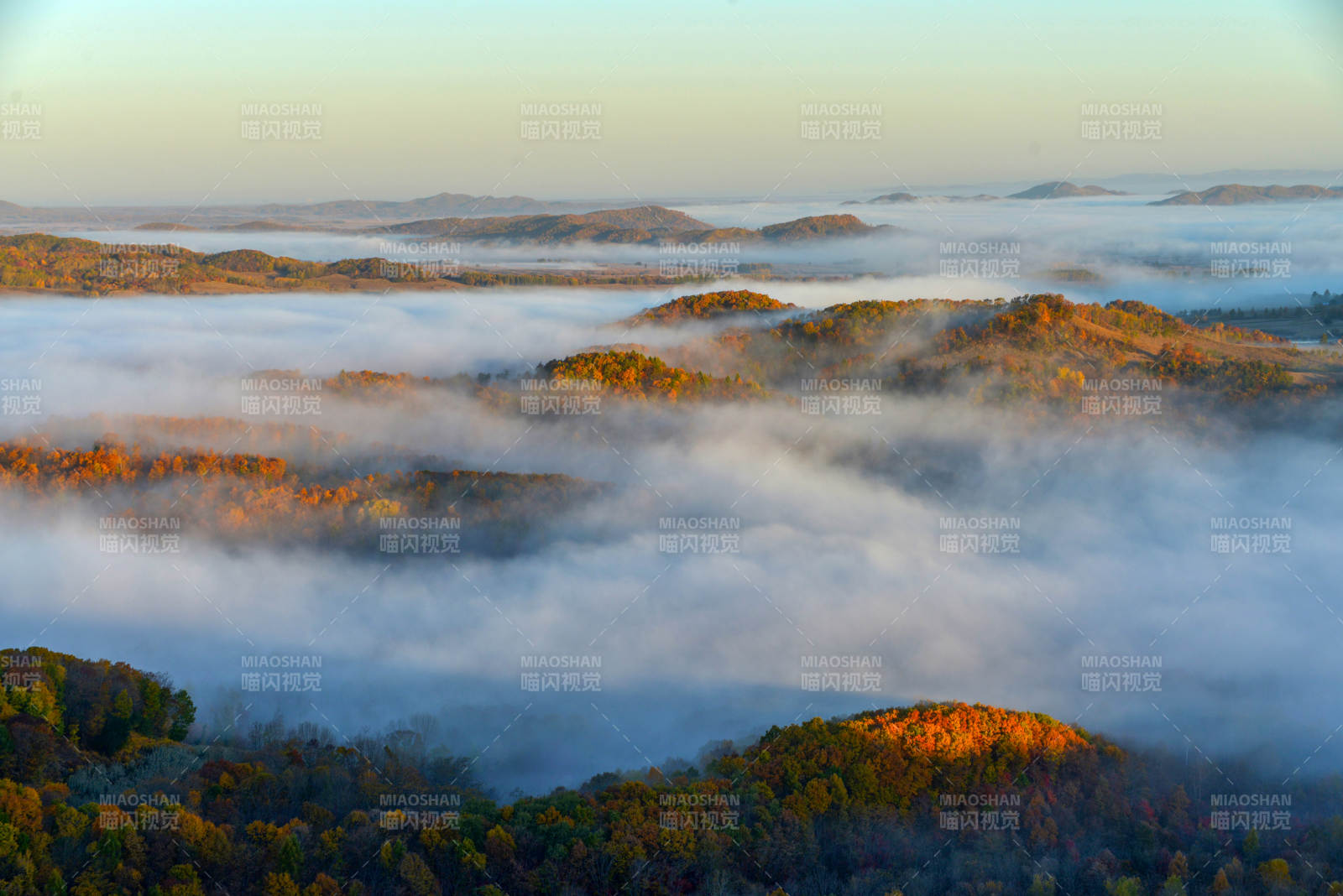 秋山云海 晨曦初照图片