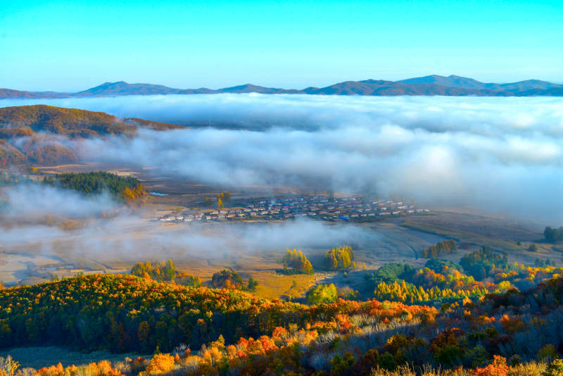 秋日山谷云海仙境图片