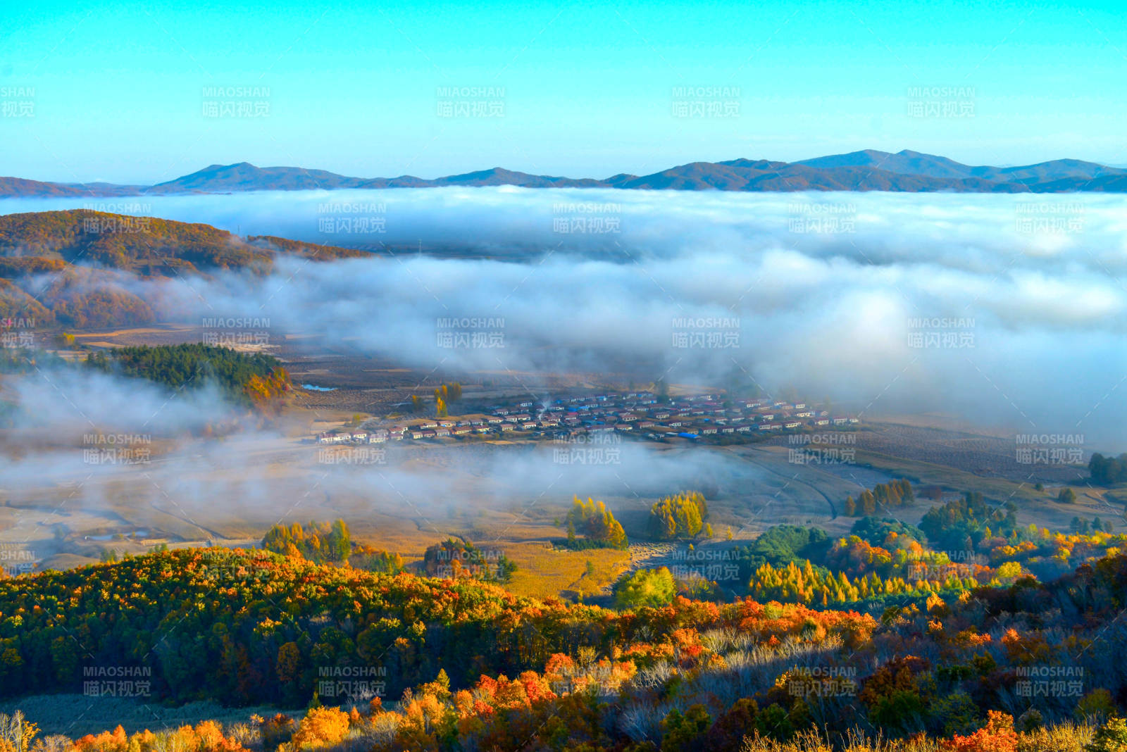 秋日山谷云海仙境图片
