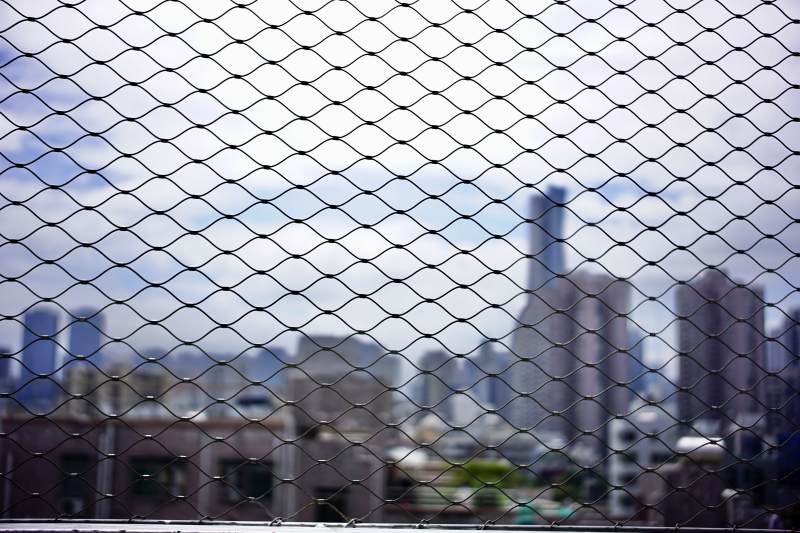 城市远景透过网状围栏图片