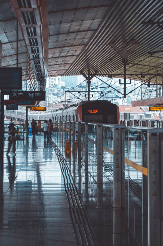 现代车站的宁静时刻图片