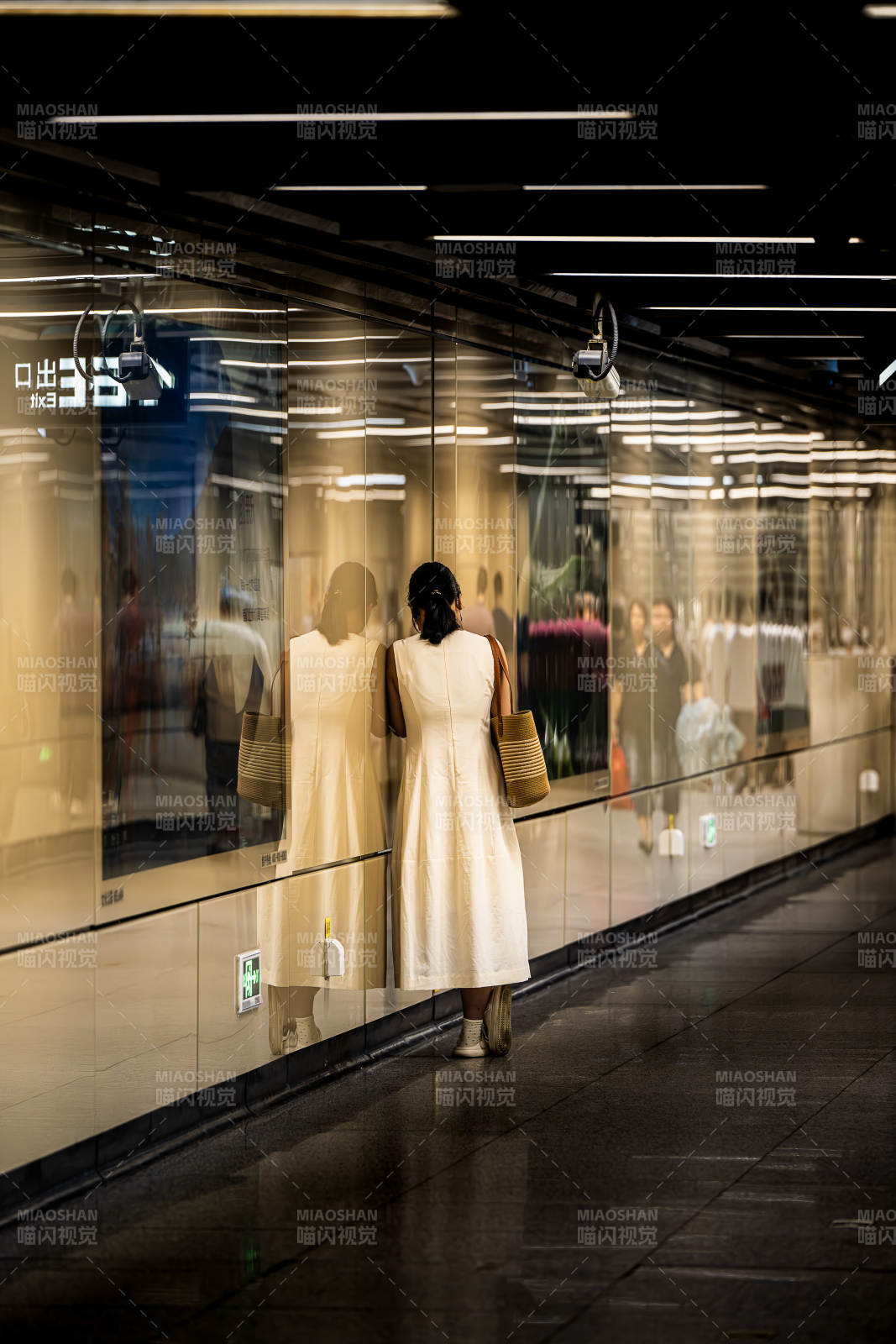 地铁站内的时尚橱窗图片