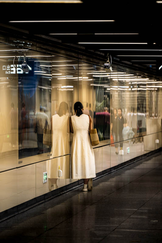 地铁站内的时尚橱窗图片