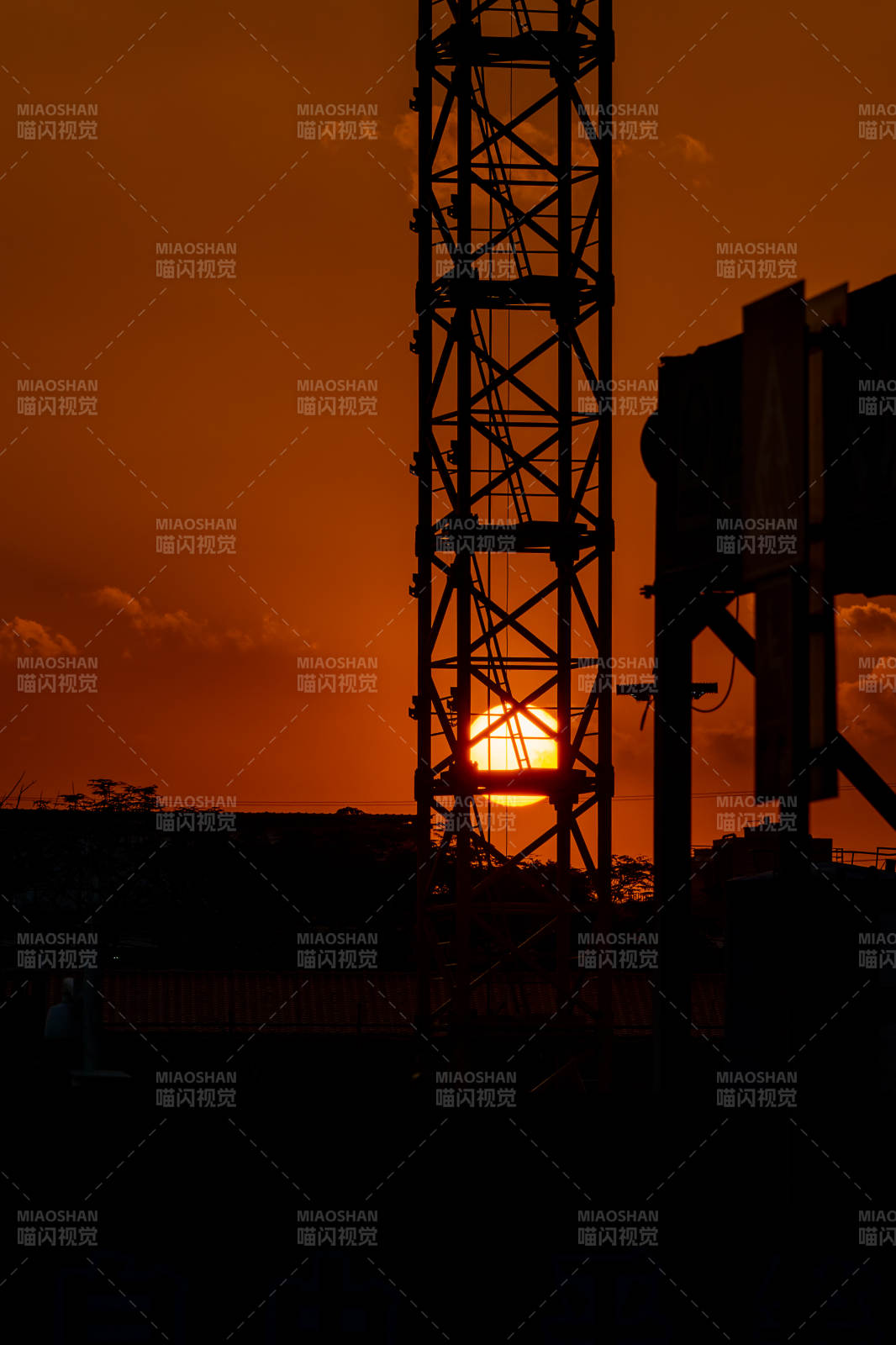 夕阳下的塔架剪影图片