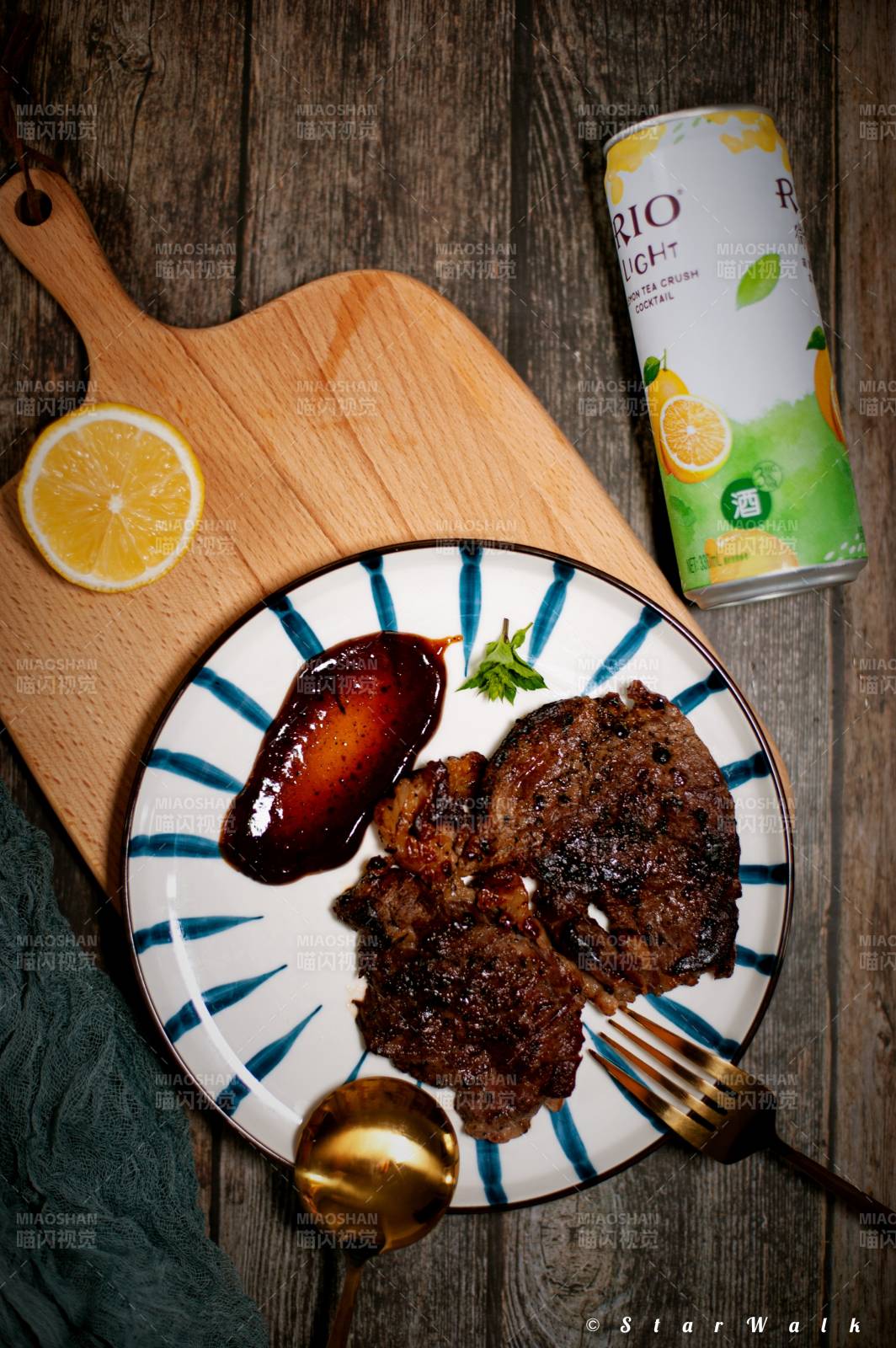 烤肉配柠檬与饮料图片