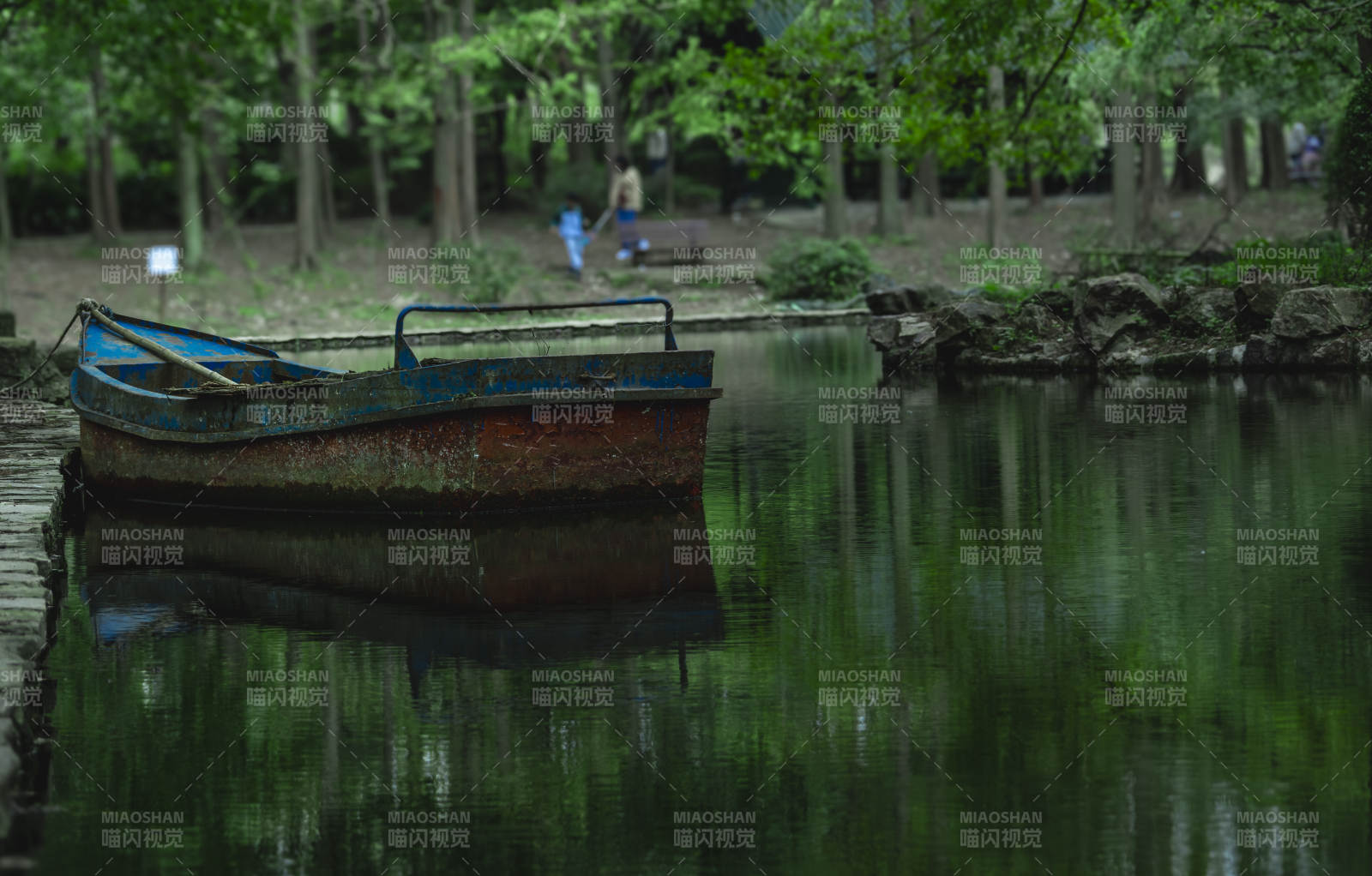 静谧湖畔 旧船停泊图片