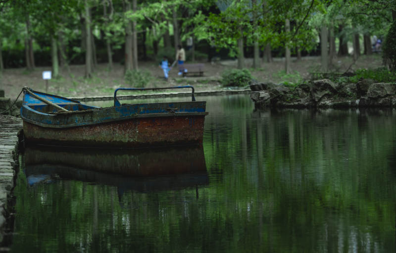 静谧湖畔 旧船停泊图片