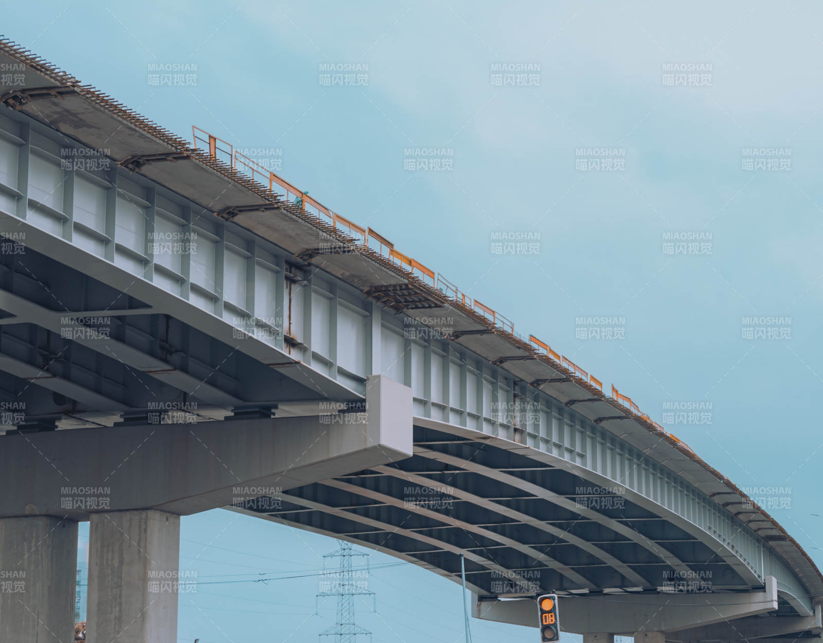 高架桥下的城市风景图片