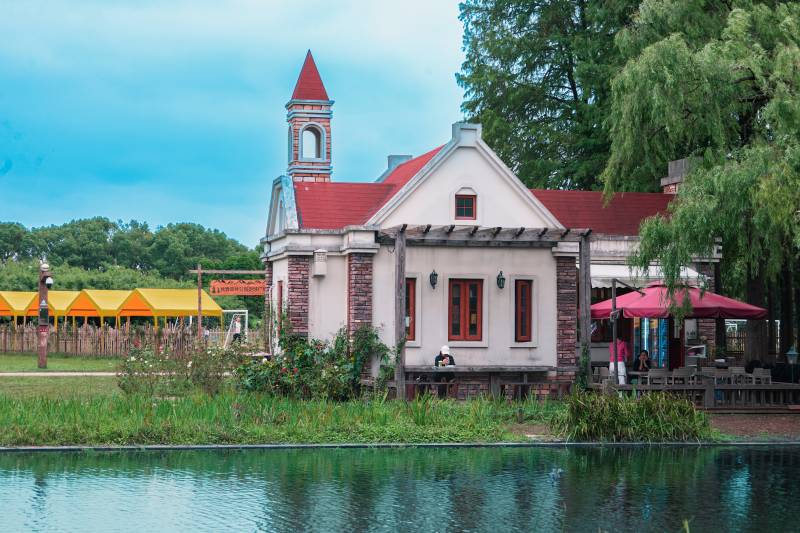 湖畔欧式建筑风景如画图片