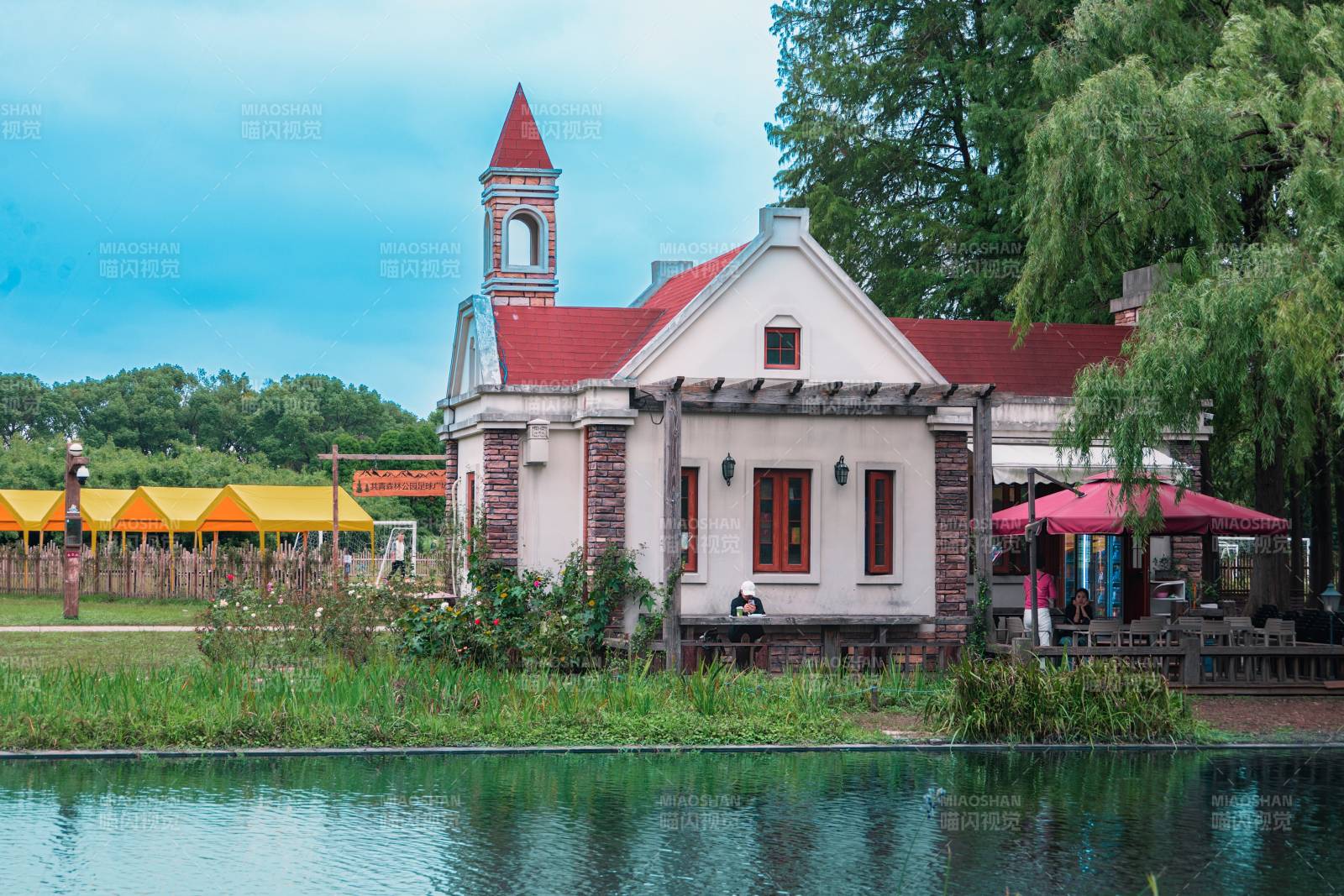 湖畔欧式建筑风景如画图片