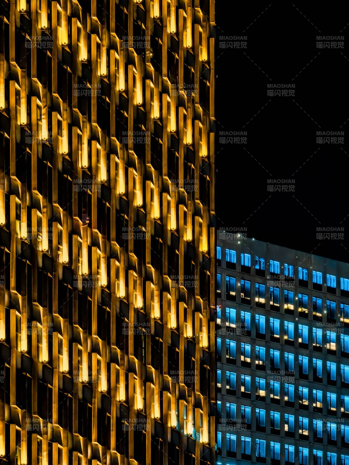 夜幕下的建筑光影对比图片