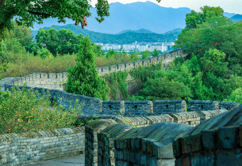 山间古墙绿意盎然图片