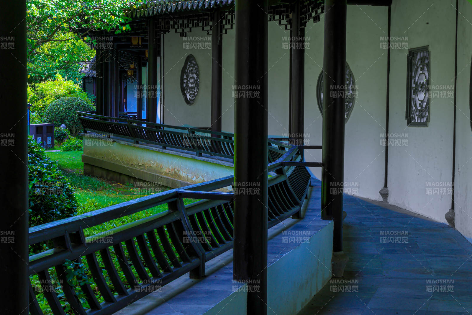 古典园林长廊景致图片