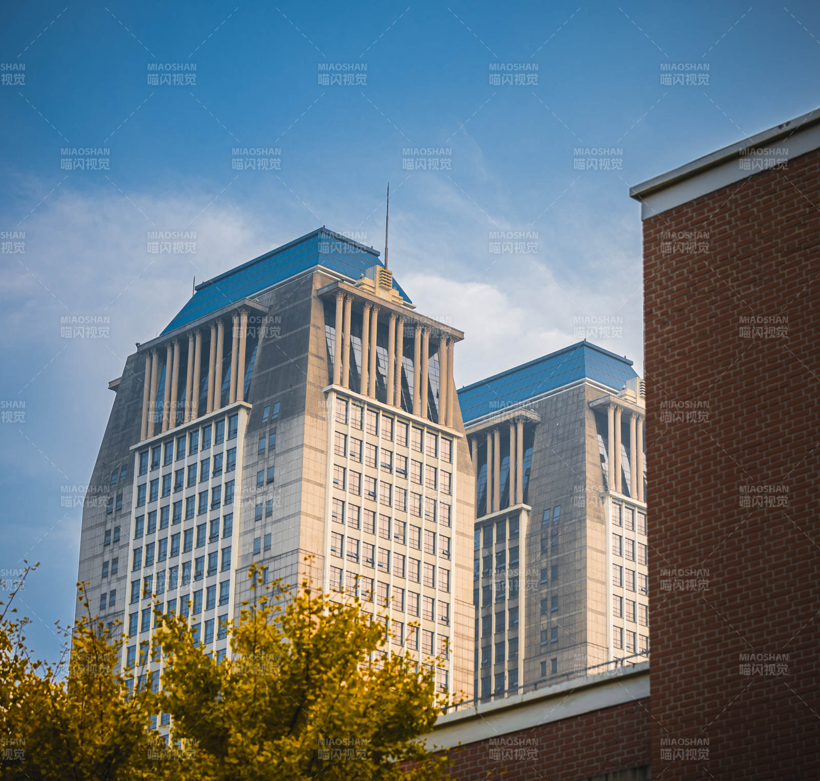 高楼林立 蓝天映衬图片