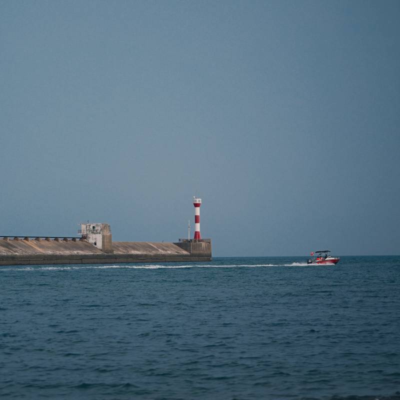 北海冠头岭 海港灯塔与小船图片