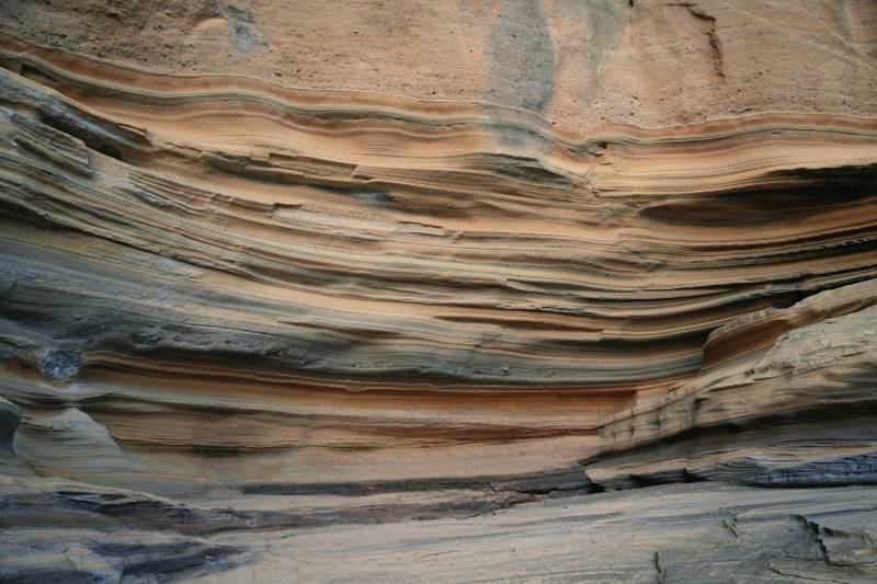 涠洲岛石螺口层叠岩壁的自然纹理图片