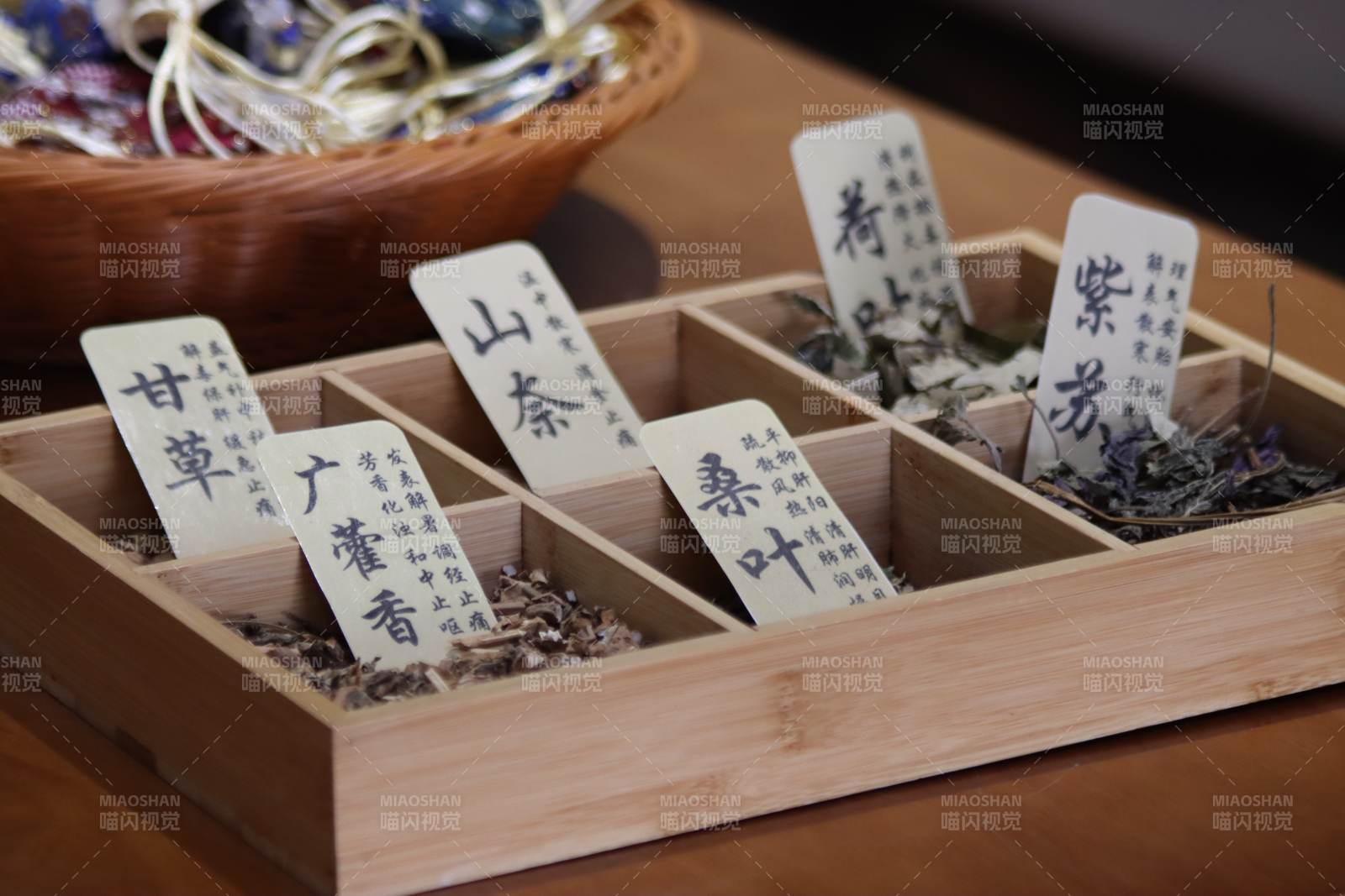 中式草药盒展示图片