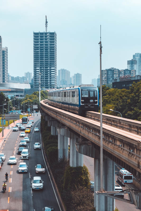 城市高架轨道与繁忙交通图片