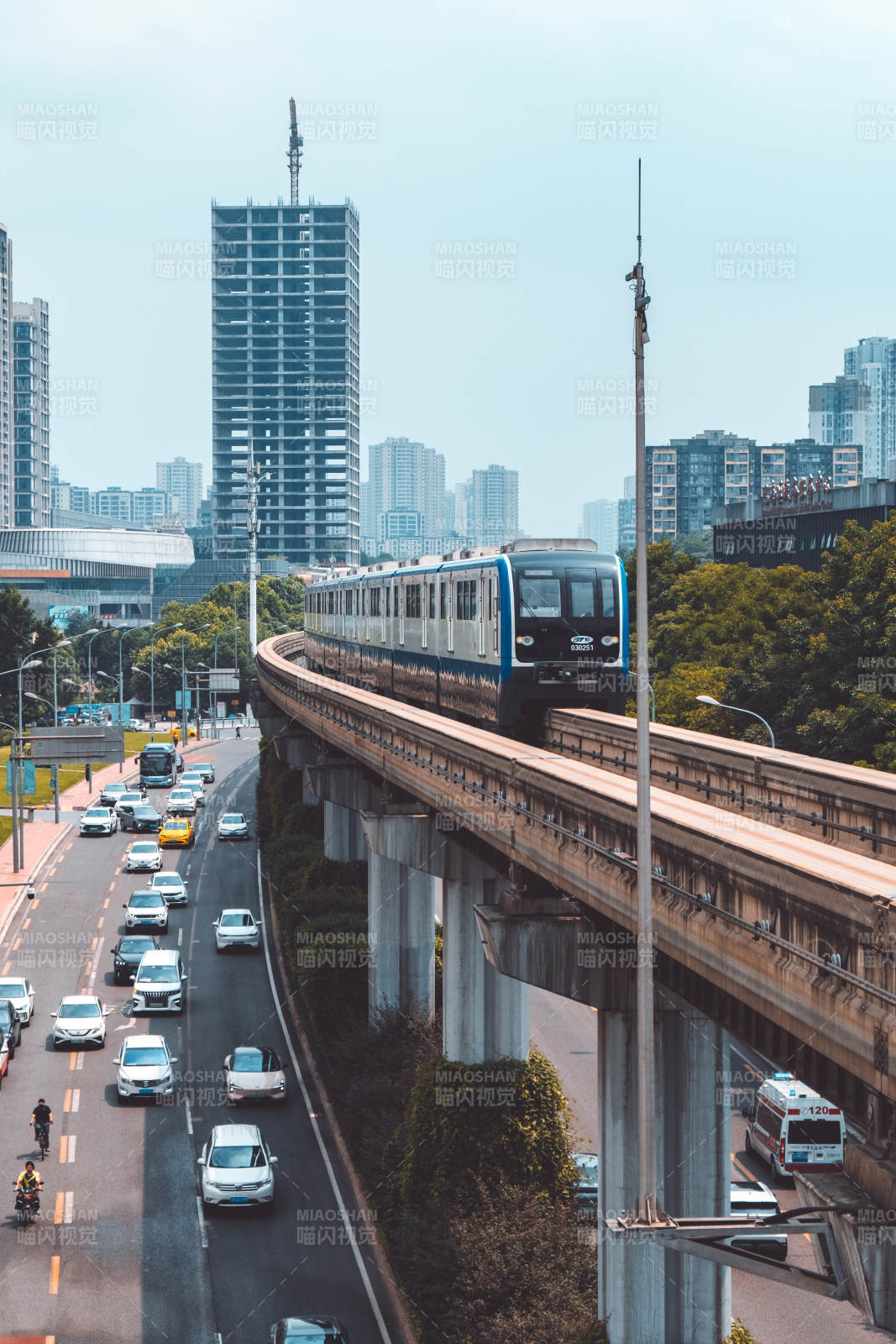 城市高架轨道与繁忙交通图片