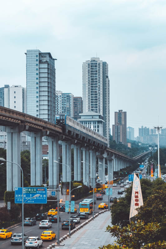 城市高架轻轨与高楼群景图片