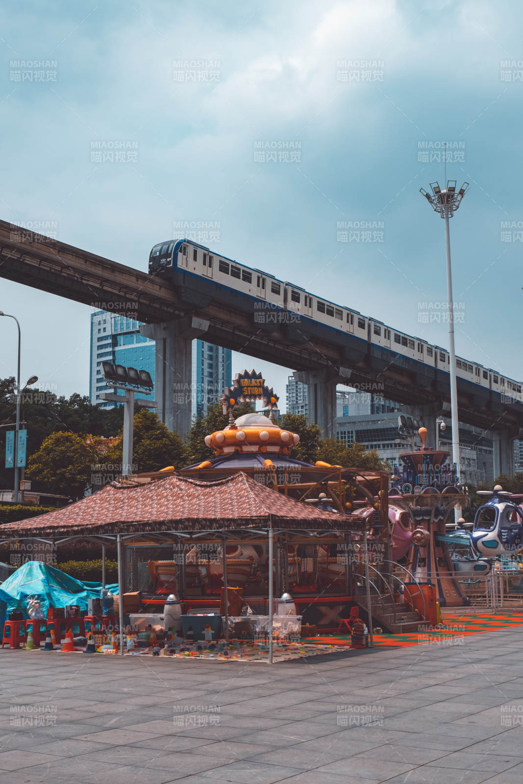 城市游乐场与高架列车图片