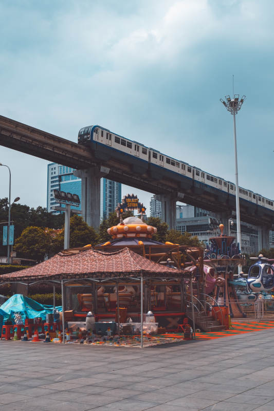 城市游乐场与高架列车图片