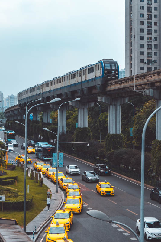 城市高架轻轨与出租车流图片