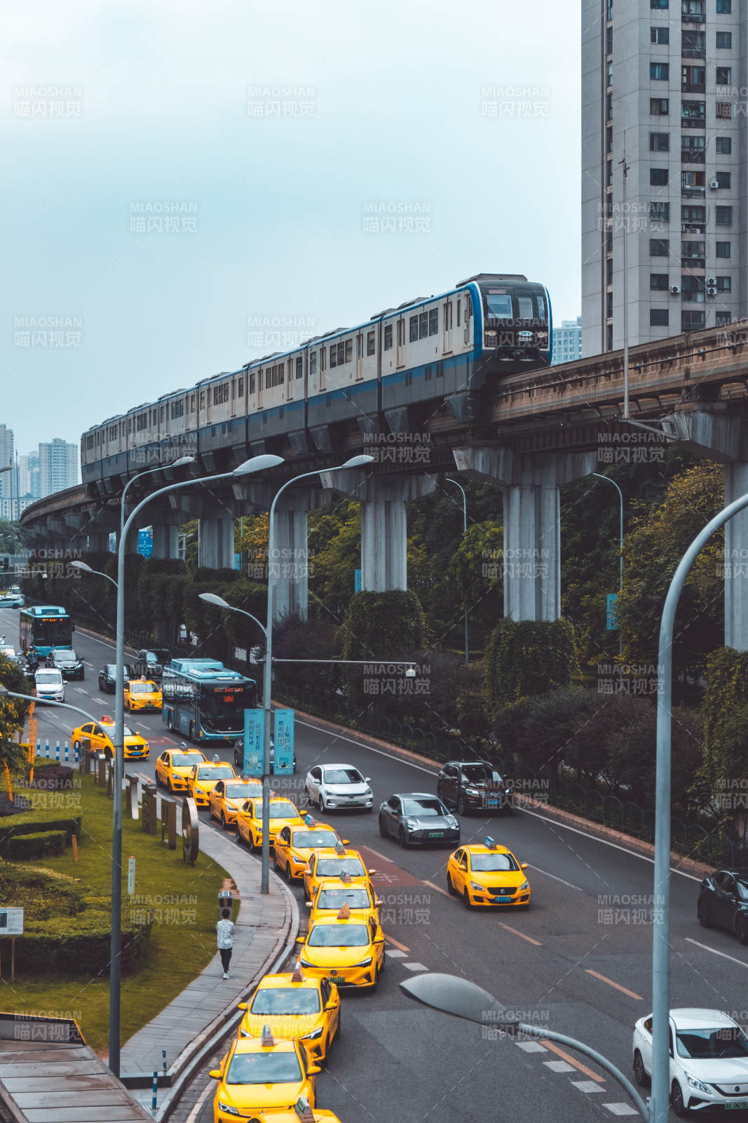 城市高架轻轨与出租车流图片