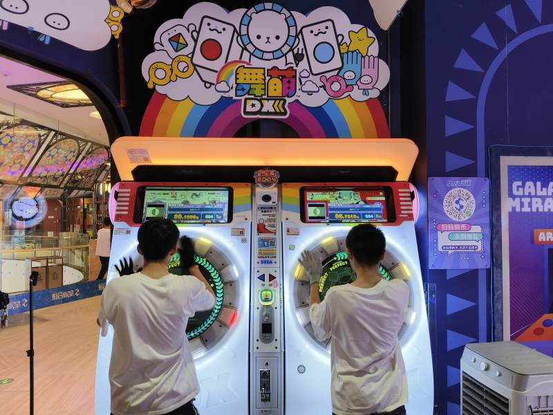 街机游戏厅里的欢乐时光图片