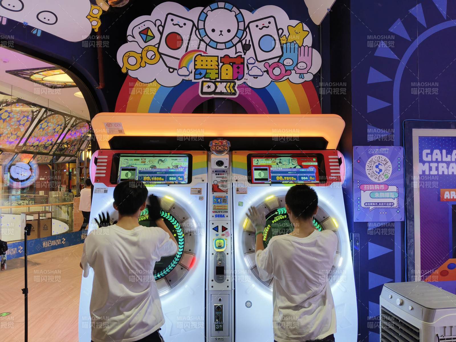 街机游戏厅里的欢乐时光图片