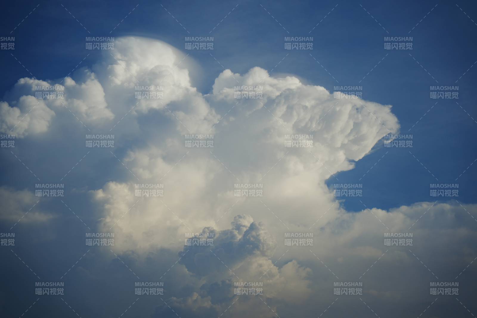 壮观的雷雨云朵图片