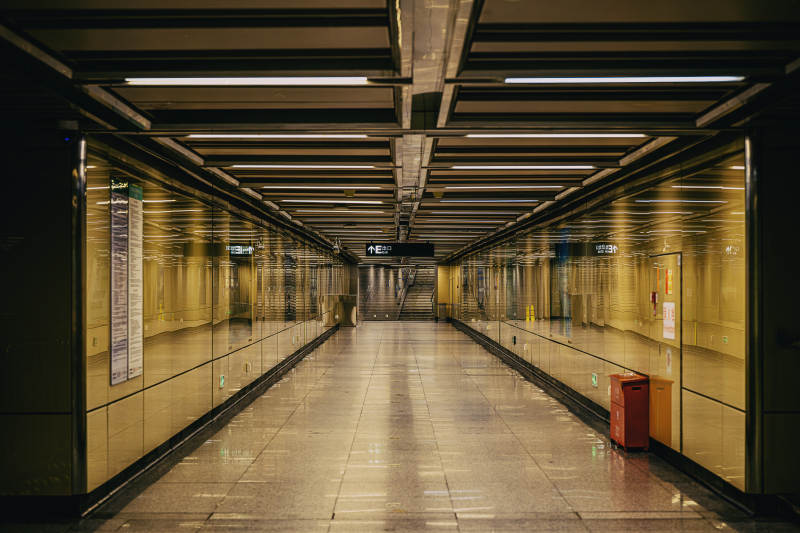 地铁站台夜景图片
