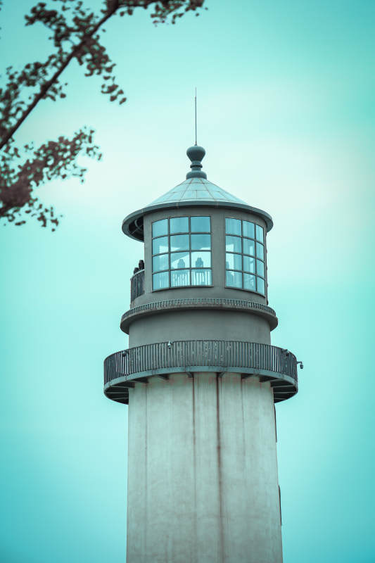 宜昌灯塔与蓝天的宁静景象图片