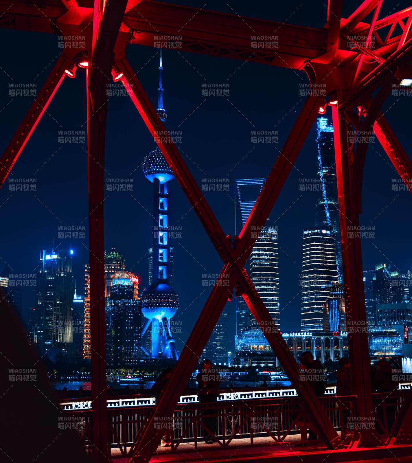 夜幕下的城市剪影图片