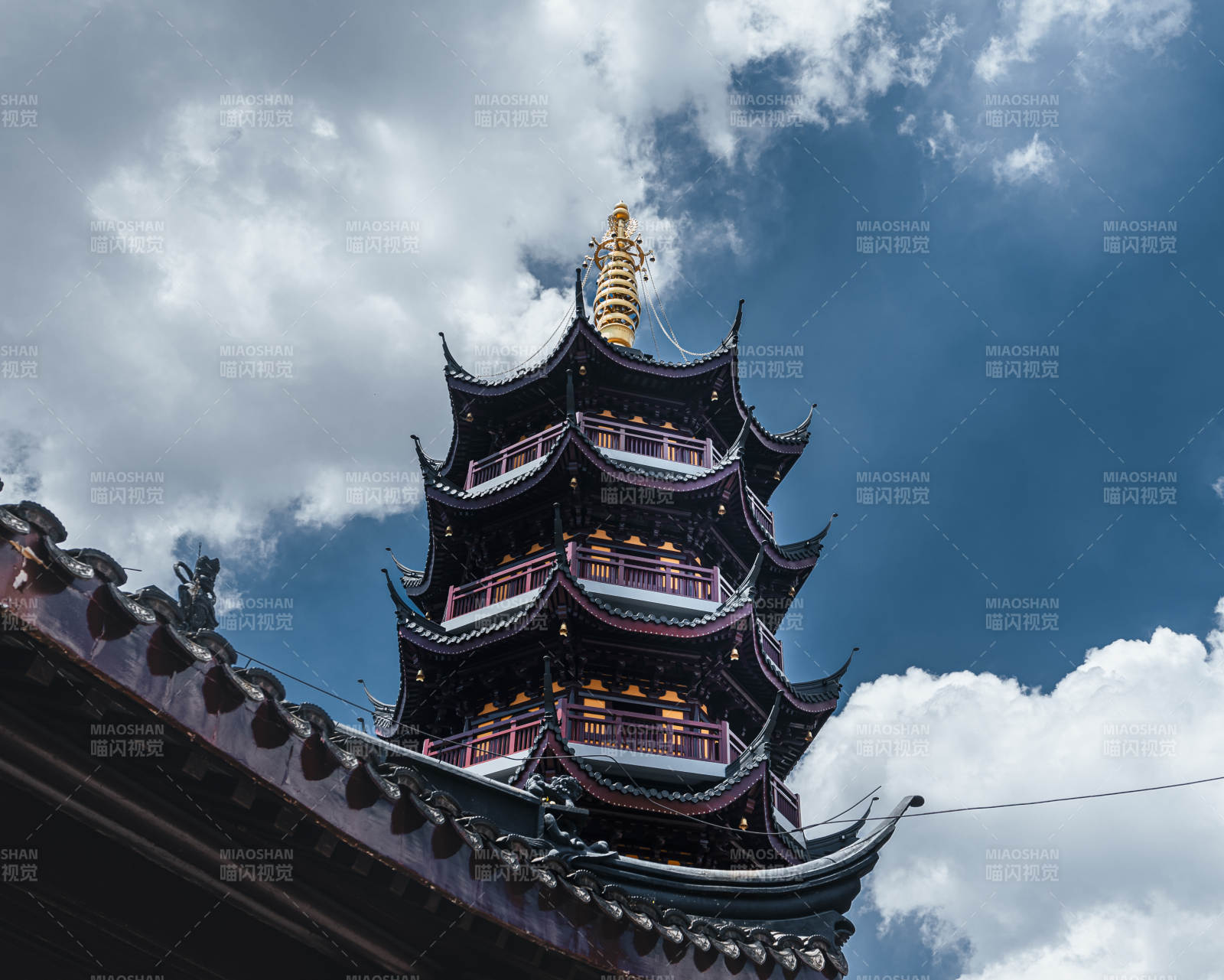 古塔云天映辉煌图片