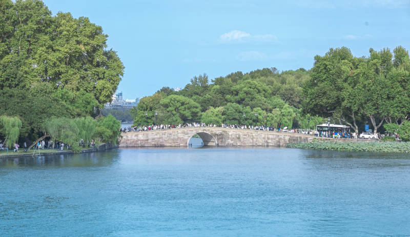 西湖断桥春景图图片