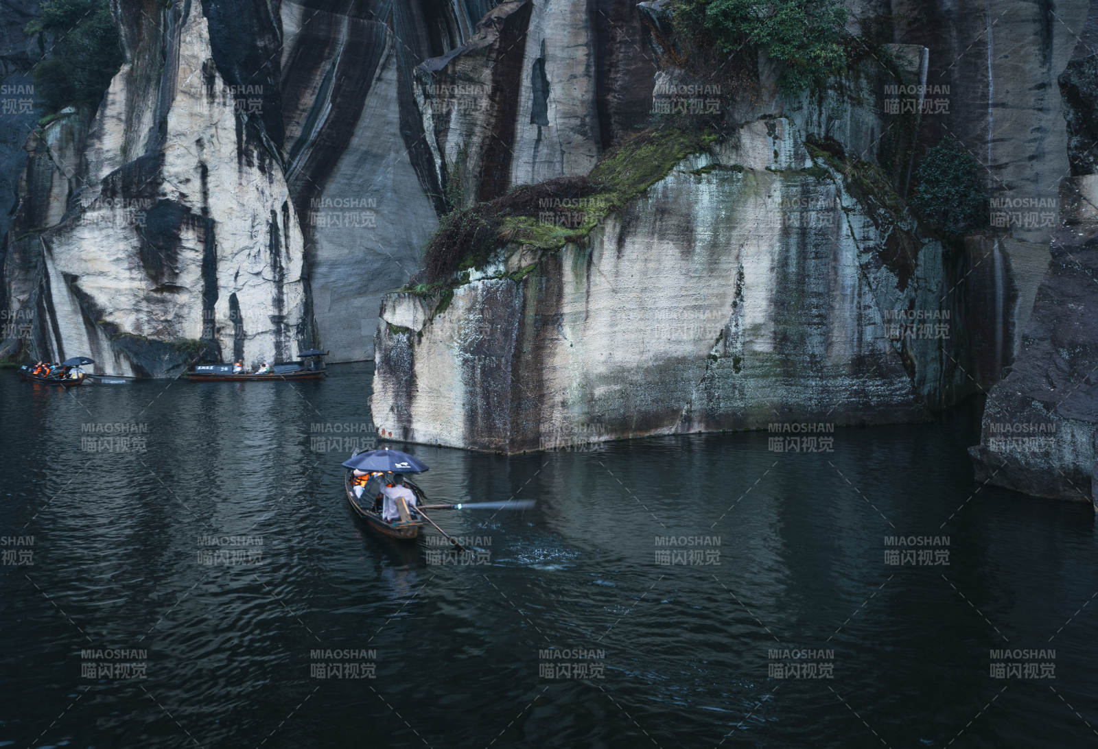雨中泛舟 山崖静谧图片