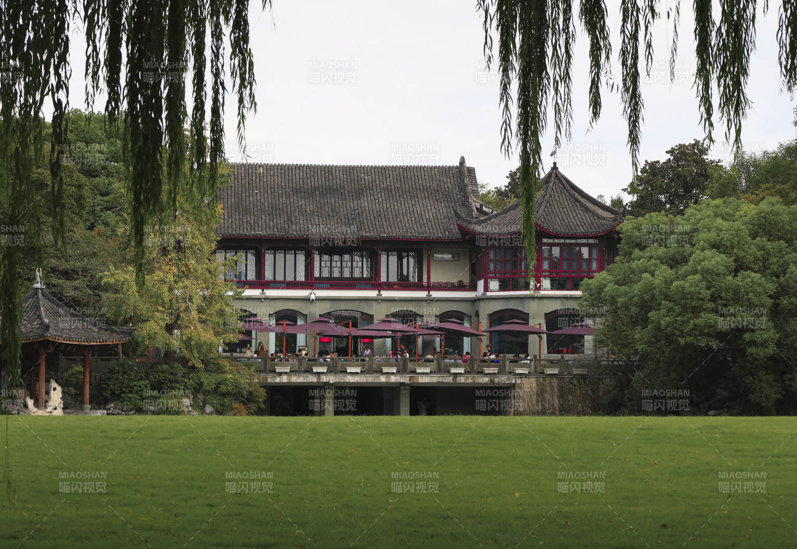 杭州西湖湖畔古建筑与绿树相映图片