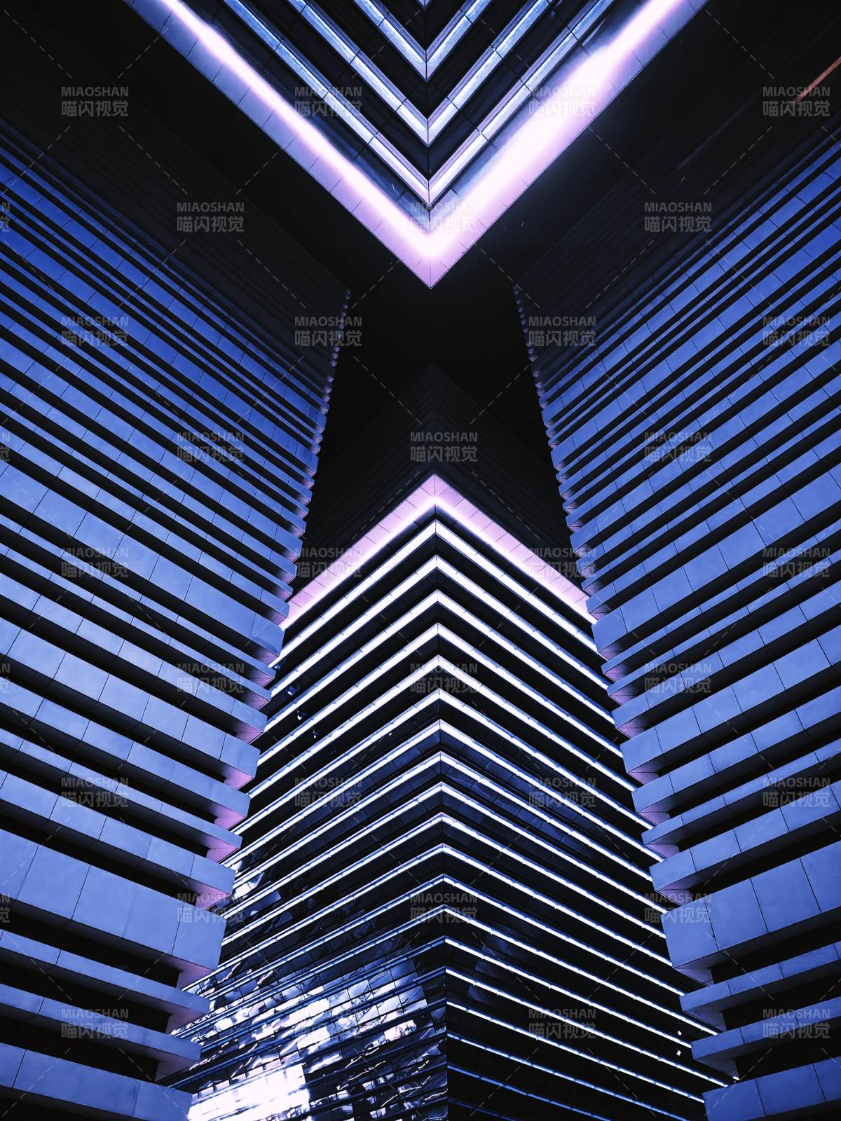 夜幕下的现代建筑群图片