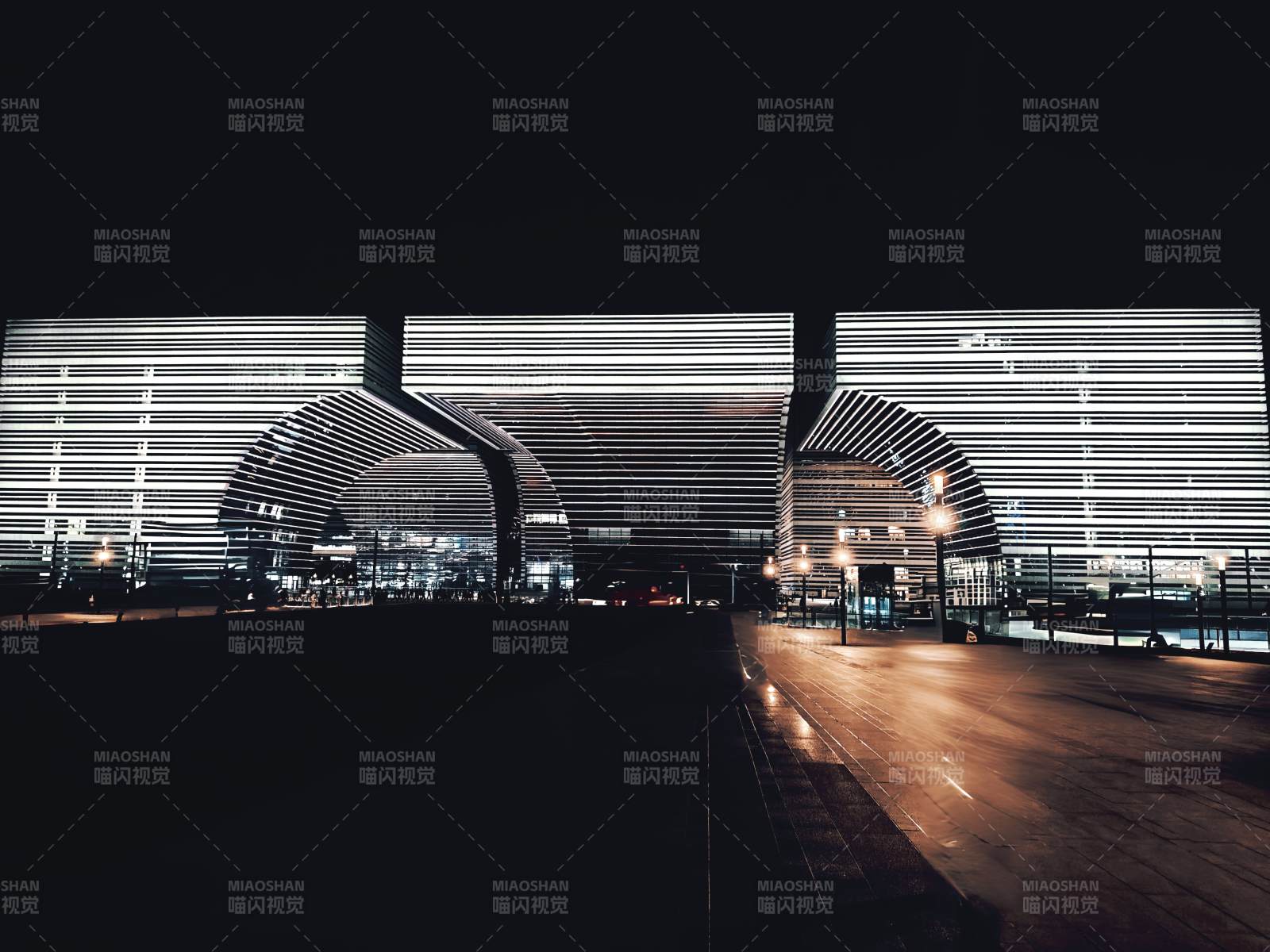 夜幕下的现代建筑光影图片