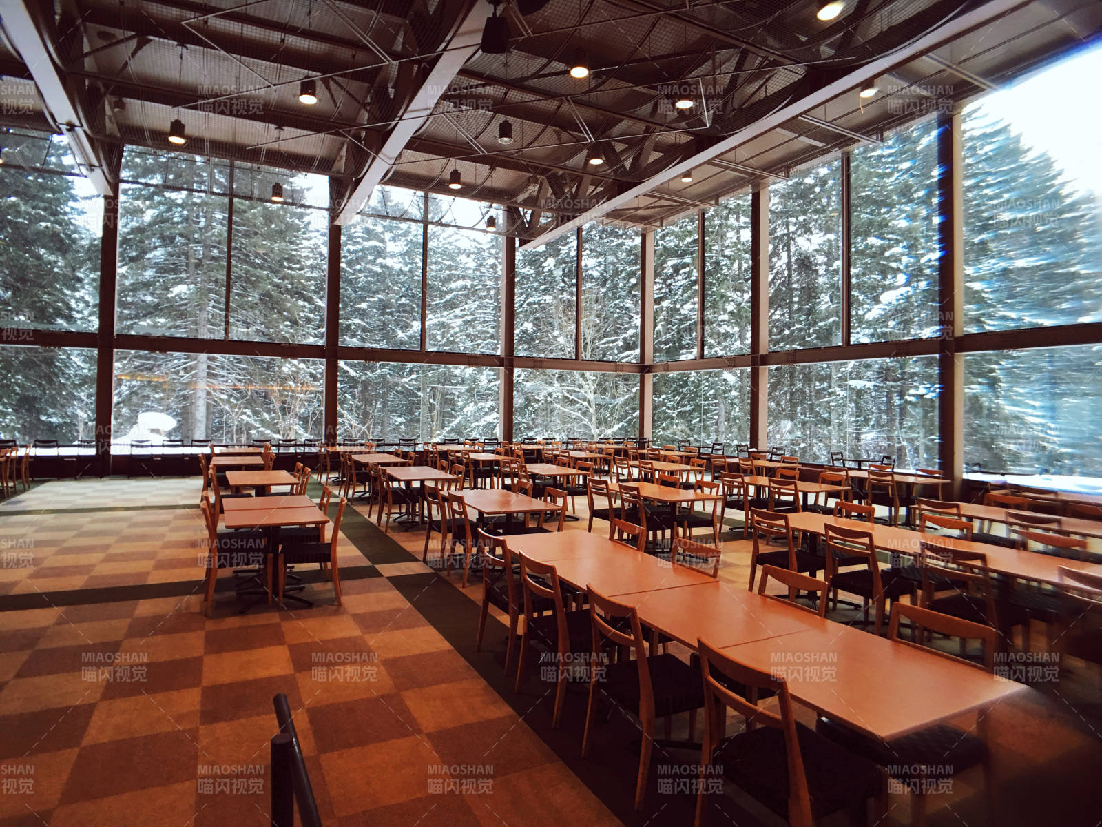 雪景中的餐厅图片