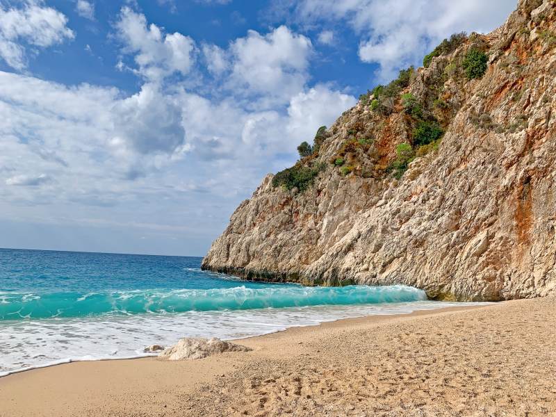 海滨悬崖下的宁静沙滩图片