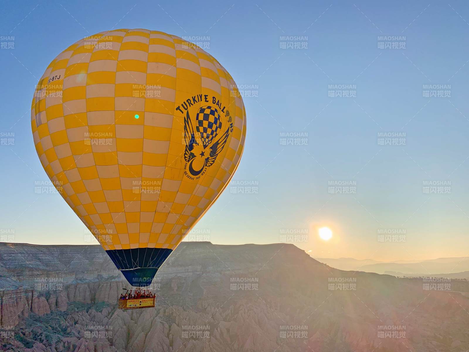 热气球在日出时分翱翔图片