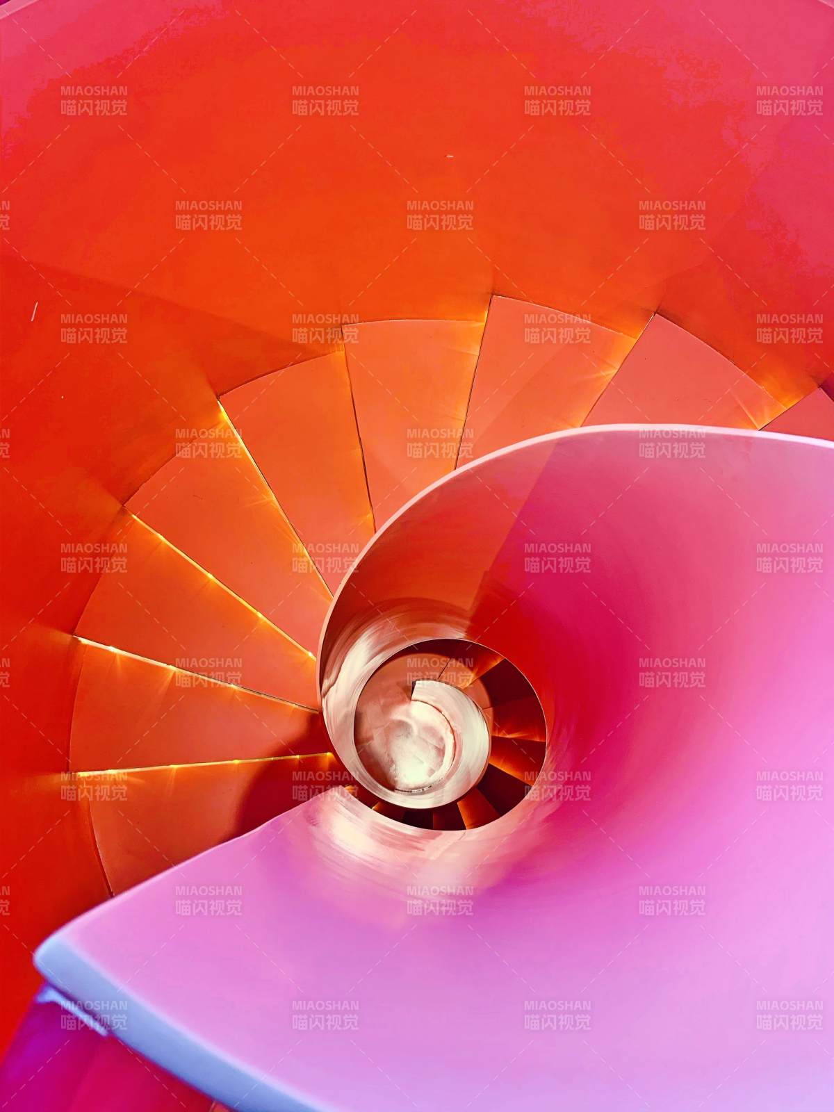 螺旋楼梯的色彩艺术图片