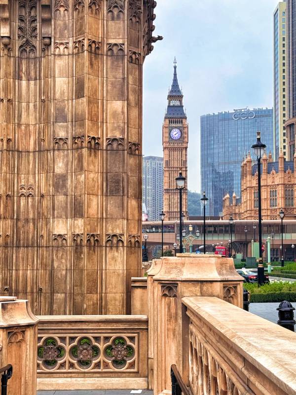 澳门大本钟与现代建筑图片