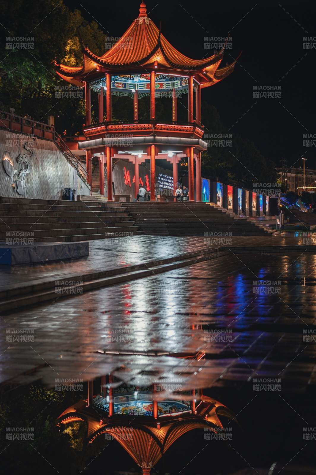 夜色中的传统亭台倒影图片