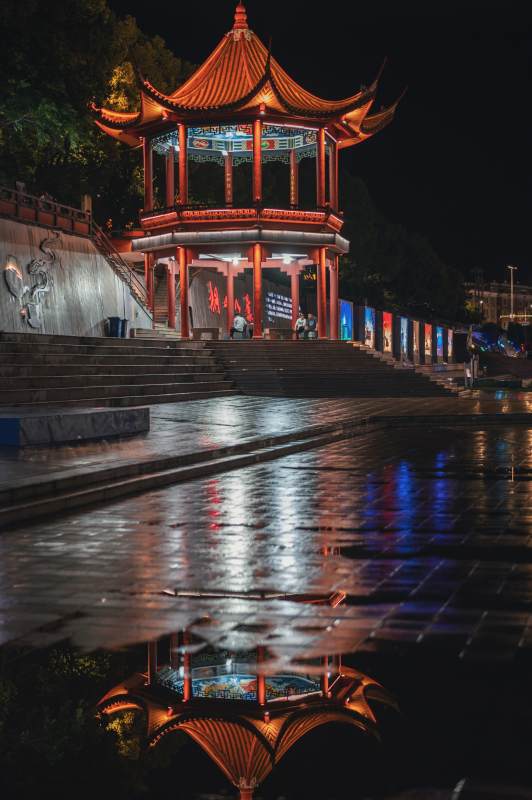 夜色中的传统亭台倒影图片