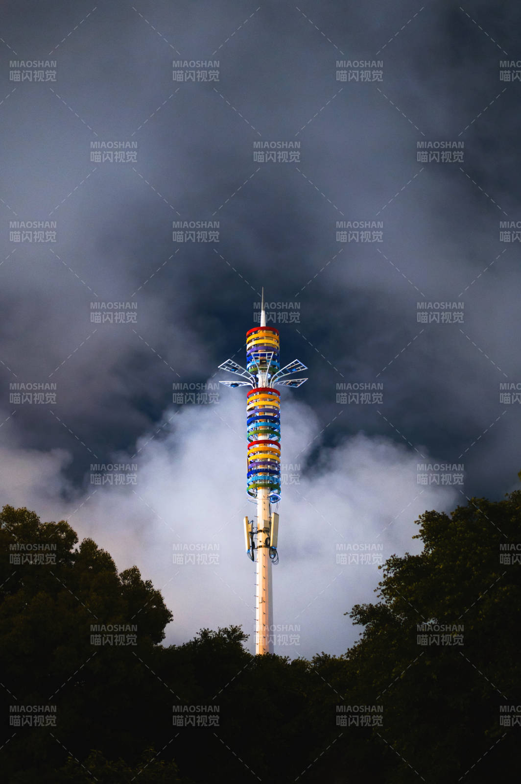 彩色塔尖 云雾缭绕图片