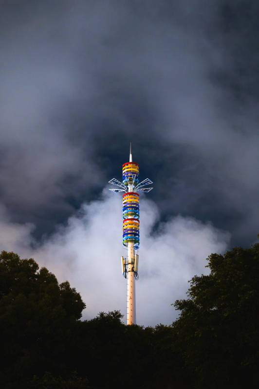 彩色塔尖 云雾缭绕图片